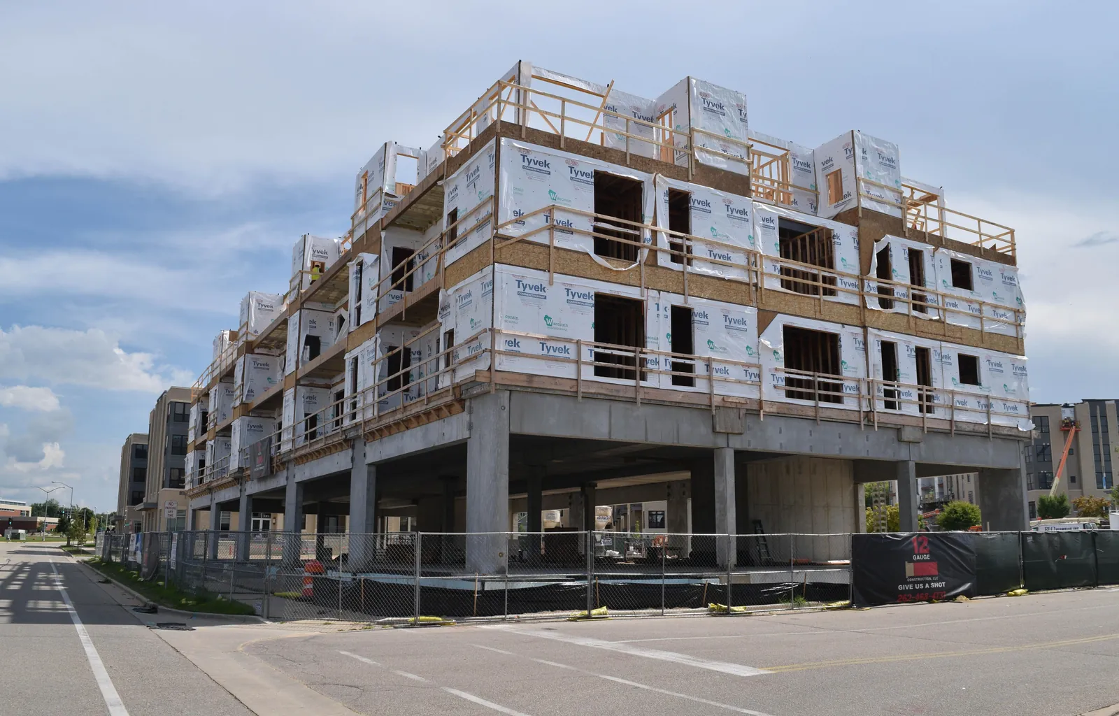 Edificio en construcción forrado con barrera Tyvek